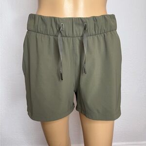 Lululemon Women’s On The Fly Luxtreme Shorts 2.5” Camo Green Size 6 EUC